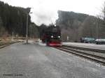 13.12.2015. Nach dem Wassernehmen umfährt 99 7243-1 in Eisfelder Talmühle den Zug um ihn wieder nach Drei-Annen-Hohne zu bringen wo ihn wieder die vom Brocken kommende Lok übernehmen wird und weiter nach Wernigerode bringt.