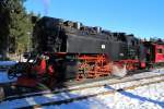 Lokportrait von 99 7243, hier vor einem IG HSB-Sonderzug zum Brocken und nach Gernrode, aufgenommen am 13.02.2015 im Bahnhof Drei Annen Hohne.