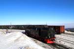 99 7243 am 13.02.2015 auf Rangierfahrt im Brockenbahnhof (Bild 1). Im Hintergrund steht der IG HSB-Sonderzug, welchen sie zuvor hierhergebracht hat und mit dem sie wenig später weiter nach Gernrode fahren wird.