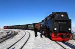 Noch ein letzter Handgriff und Fahrwerkscheck, dann kann auch 99 7243 mit ihrem IG HSB-Sonderzug am 13.02.2015 den Brockenbahnhof wieder zur Fahrt ins Tal verlassen.