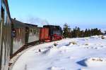 Hier hat der IG HSB-Sonderzug mit 99 7243 an der Spitze am 13.02.2015 bereits den Brockenbahnhof verlassen und befindet sich jetzt auf Talfahrt, kurz unterhalb des Brockengipfels.