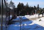 Etwas unterhalb des Brockengipfels überquert hier am 13.02.2015 99 7243 mit einem IG HSB-Sonderzug gerade die Brockenstraße, was, wie eigentlich immer und überall, das film- und