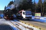  Der Wald hat Ohren ....und, wie man sieht auch Augen! ;-) Diese Szene mit 99 236 am Wasserkran und dem auf 99 7243 wartenden Bekohlungs-LKW, konnte ich am 13.02.2015 im Bahnhof Drei Annen Hohne