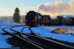 Fahrt von 99 7243 mit IG HSB-Sonderzug am späten Nachmittag des 13.02.2015 durch die Stieger Wendeschleife. (Bild 5)
Nachdem die Wendeschleife fast durchfahren ist, wird der Zug jetzt gleich auf das Gleis der Hasselfelder Strecke treffen. Die tiefstehende Abendsonne taucht die Szene in ein ganz besonderes Licht.