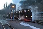 Dies ist nunmehr mein letztes Bild vom ersten Tag der Kleinbahnromantik-Veranstaltung im Februar 2015. Es zeigt 99 7243 mit ihrem IG HSB-Sonderzug am Abend des 13.02.2015 beim Wasserfassen im Bahnhof Alexisbad. Aus Gründen der Zeitersparnis (die Lok hätte ansonsten umsetzen müssen), hat der Zug ausnahmsweise außerhalb des Bahnhofes angehalten. Nachdem der Vorgang abgeschlossen ist, geht es in zügiger Fahrt weiter zum Endpunkt Gernrode. Hier warten bereits zwei Reisebusse, welche die Fahrgäste zurück nach Wernigerode bringen, womit die Fahrt dann auch offiziell beendet ist. Doch am nächsten Tag wartet bereits eine weitere auf uns, welche nicht weniger interessant sein wird, wie die folgenden Bilder zeigen werden! ;-)