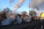 Viel Dampf am Morgen des 14.02.2015 im Bahnhof Gernrode. Hinten ist 99 6101 zu sehen, welche unterwegs ist, um die Güterwagen für einen Sonder-PmG der IG HSB aus der Abstellung zu holen. Im Vordergrund zischt und faucht 99 5901 auf dem Weg zur Bekohlungsanlage. Nach erfolgten Rangier- und Bekohlungsarbeiten, werden beide Loks gemeinsam den Sonderzug bespannen.