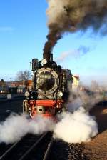 99 6101 am Morgen des 14.02.2015 auf Rangierfahrt im Bahnhof Gernrode. (Bild ) Um bei der kalten Witterung Kondensatbildung in den Arbeitszylindern zu vermeiden, werden diese erst einmal kräftig durchgeblasen!