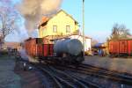 99 6101 am Morgen des 14.02.2015 auf Rangierfahrt im Bahnhof Gernrode. (Bild 7)
Hier befindet sie sich mit ihren Güterwagen, welche einem Sonder-PmG der IG HSB beigestellt werden sollen, gerade in Höhe des Dienstgebäudes vom ehemaligen Bw Gernrode.