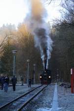 99 5901 am 14.02.2015 auf Gleis 3 im Bahnhof Alexisbad. Sie wird gleich einen IG HSB-Sonder-PmG, mit 99 6101 an der Spitze, als Vorspannlok übernehmen.