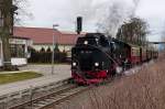 Am 12.03.2016 nahm ich den Brockenzug in Nordhausen-Altentor durch den Hagebuttenstrauch auf.