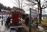 Mittagspause am 14.02.2015 im Bahnhof Hasselfelde. Während die Loks des IG HSB-Sonder-PmG`s, welcher diesen Bahnhof heute zum Zielort hatte, versorgt und gewartet werden, gibt es auch für Fahrgäste und Personal etwas zu futtern und zwar leckere Erbsensuppe mit Bockwurst aus der Gulasch-Kanone. Das putzige Gefährt ist vermutlich ein Umbau aus ehemaligen NVA-Beständen.