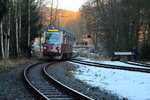 Triebwagen 187 019 verläßt als P 8973 (Quedlinburg-Hasselfelde) am späten Nachmittag des 14.02.2015 den Haltepunkt Silberhütte (Anhalt).