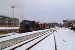 99 6001 mit IG HSB-Sonderzug auf Fahrt von Nordhausen-Nord nach Wernigerode, am Nachmittag des 15.02.2015, kurz nach Einfahrt in den Bahnhof Benneckenstein. Da sich der Gegenzug wegen Maschinenschadens erheblich verspätet, gibt es hier eine längere Zwangspause. (Aufnahme aus offizieller Fotolinie!) Bild 1