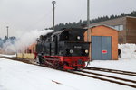 Da es im Bahnhof Benneckenstein nur an der östlichen Ausfahrt einen Wasserkran gibt, muß 99 6001 am 15.02.2015 von ihrem IG HSB-Sonderzug, mit welchem sie aus Nordhausen-Nord kommend, nach Wernigerode unterwegs ist, abkuppeln und auf Gleis 1 umsetzen. Hierbei kann sie sich Zeit lassen, denn der Gegenzug hat erhebliche Verspätung.