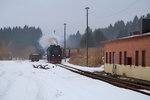 Mit fast einer halben Stunde Verspätung fährt am Nachmittag des 15.02.2015 99 7247 mit P8929 vom Brocken in den Bahnhof Benneckenstein ein.