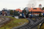 Nach Abschluß des Bekohlungsvorganges gibt es für 99 5901 im Bw Wernigerode am Mittag des 16.10.2015 noch eine kurze Durchsicht. Danach ist sie bereit für ihren nächsten Sonderzugeinsatz.