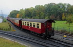 Der zu sehende Personenzug, welcher hier am Mittag des 16.10.2015 von 199 872 gerade zur Bereitstellung von der Wagenhalle in den Bahnhof Wernigerode geschoben wird, startet wenig später als