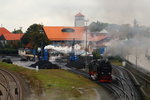 99 7240 am 16.10.2015, nach erfolgtem Fotozug-Einsatz für die IG HSB, bei der Einfahrt in die Bekohlungsanlage des Bw`s Wernigerode. Verdeckt hinter dem linken Bagger, dampft 99 6001, welche ebenfalls an der Veranstaltung beteiligt war. Für diese Lok ist das Programm an jenem Tag noch nicht zu Ende, denn es steht im Rahmen der IG HSB-Veranstaltung noch eine Sonderzugfahrt zum Brocken an, welche in Kürze beginnen wird.