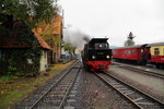 Nachdem 99 6001 am 16.10.2015 den ganzen Vormittag im Fotozug-Einsatz für die IG HSB war, wird sie nun, nach dem bereits erfolgten Ergänzen der Wasser- und Kohlevorräte, einen Sonderzug des genannten Vereins zur Brockenfahrt übernehmen. Das Bild zeigt die Lok bei der Einfahrt in den Bahnhof Wernigerode. (Bild 3)