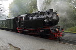 Soeben ist 99 6001 am 16.10.2015 mit ihrem IG HSB-Sonderzug, bei unfreundlichem Nebel- und Nieselregenwetter, im Bahnhof Drei Annen Hohne eingelaufen. Wenn man genau hinschaut, ist im Lokführerhaus der Widerschein aus der Feuerbüchse zu sehen.