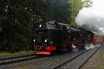 99 236 vor Planzug P 8922 vom Brocken, am 16.10.2015 bei der Einfahrt in den Bahnhof Drei Annen Hohne.