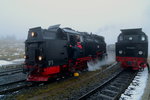 99 7240 am späten Nachmittag des 16.10.2015 auf Umsetzfahrt im Brockenbahnhof. Rechts wartet 99 6001 mit einem IG HSB-Sonderzug auf die Freigabe zur Rückfahrt nach Wernigerode.