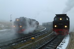 Nachdem 99 7240 am 16.10.2015 im Brockenbahnhof umgesetzt hat, wird sie jetzt an P 8936 (Brocken-Wernigerode) angekuppelt. Sobald dann der Zug den Bahnhof verlassen hat, wird ihm in Kürze der rechts stehende Sonderzug der IG HSB folgen.