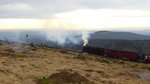P 8933 (Wernigerode - Brocken) mit 99 7234-0 (zwei Bilder vorher) hat nun fast sein Ziel erreicht und schnauft dem Einfahrtssignal des Brockenbahnhofes entgegen.
Brocken, 20. Dezember 2015