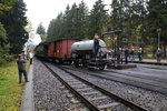 Da Gleis 1 für einen Planzug geräumt werden muß, setzt der IG HSB-Sonderzug am 17.10.2015, zwischen einem wahren  Spalier  aus Fotografen, im Bahnhof Drei Annen Hohne auf Gleis 2 um.