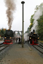 Nachdem die Wasserkästen von 99 5901 gefüllt sind, schwenkt der Lokführer der Maschine den Wasserkran zur auf dem Nebengleis stehenden 99 236 herum, um dort den gleichen Vorgang