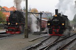 Bevor 99 5901 mit ihrem IG HSB-Sonderzug die Fahrt nach Nordhausen Nord fortsetzen wird, gibt es noch eine kleine Inspektion vom Lokführer. Links ist derweil 99 236, hier unterwegs mit Planzug P 8931 von Wernigerode zum Brocken, mit dem Wasserfassen beschäftigt. Die Aufnahme entstand am 17.10.2015 im Bahnhof Drei Annen Hohne.