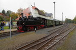 Bahnhof Elend am 17.10.2015. Auf Gleis 1 wartet 99 5901 mit IG HSB-Sonderzug auf die Kreuzung mit einem planmäßigen Triebwagen.