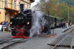 Soeben hat am Mittag des 17.10.2015 99 5901 mit ihrem IG HSB-Sonderzug den Bahnhof Eisfelder Talmühle erreicht, wo das nächste Wasserfassen ansteht.