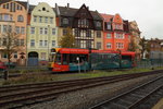 17.10.2015 Bahnhof Nordhausen Nord. Diesen Siemens Combino Duo der Nordhäuser Straßenbahn erwischte ich punktgenau beim Verlassen der Straße und der Einfahrt in die Gleisanlagen der Harzer Schmalspurbahnen, welche auch von der Straßenbahn bis Ilfeld im Hybridbetrieb genutzt werden.