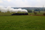 Scheinanfahrt von 99 5901 mit IG HSB-Sonderzug, am Nachmittag des 17.10.2015 auf der Steigung zwischen Stiege und Hasselfelde, kurz hinter dem Bahnhof Stiege.