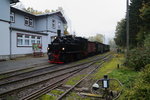 99 5901 mit IG HSB-Sonderzug am Abend des 17.10.2015, kurz nach Einfahrt in den Bahnhof Hasselfelde.