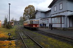 Triebwagen 187 011 am Abend des 17.10.2015, kurz vor Abfahrt nach Nordhausen Nord, im Bahnhof Hasselfelde.