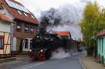 Selbst bei trübem Regenwetter immer wieder ein lohnendes Motiv: Die Fahrt der HSB-Dampfzüge durch die Kirchstraße in Wernigerode.