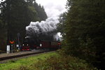 99 7239 mit P 8931 am 18.10.2015 bei der Ausfahrt aus Drei Annen Hohne in Richtung Brocken. (Bild 1)