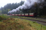 Gerade hat 99 7239 mit Planzug P 8931 am 18.10.2015 den Bahnhof Drei Annen Hohne verlassen und nimmt jetzt mit Volldampf Anlauf für die Steigungsstrecke nach Schierke hinauf.