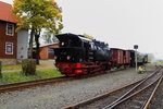 Nachdem  zwei Plantriebwagen am 18.10.2015 den Bahnhof Stiege passiert haben, fährt jetzt 99 6001 mit ihrem IG HSB-Sonderzug von ihrer Warteposition auf der Hasselfelder Strecke, welche sie aus betriebstechnischen Gründen einnehmen mußte, wieder in den Bahnhof ein. Nachdem die Fahrgäste eingestiegen sind, geht es weiter nach Alexisbad, wo eine Doppelausfahrt mit Planzug und ein Abstecher nach Harzgerode anstehen.