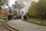 Doppelausfahrt von 99 7243 mit P 8965 (Gernrode-Hasselfelde) und 99 6001 mit IG HSB-Sonderzug am 18.10.2015 aus dem Bahnhof Alexisbad.