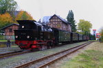 Nachdem 99 6001 mit ihrem IG HSB-Sonderzug am Nachmittag des 18.10.2015 auf Gleis 1 im Bahnhof Harzgerode eingetroffen ist und die Fotografen ausgestiegen sind, drückt sie jetzt den Zug wieder aus dem Bahnhof, um danach auf Gleis 2 zu gelangen, wo eine längere Pause ansteht.