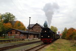 Nachdem 99 6001 am 18.10.2015 ihren IG HSB-Sonderzug aus dem Bahnhof Harzgerode geschoben hat, fährt sie jetzt auf Gleis 2 wieder in denselben ein. Es folgt eine längere Pause, bei welcher die Lok u.a. auch bekohlt wird. (Bild 2)