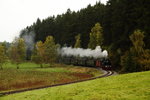 Letzte Scheinanfahrt von 99 6001 mit Sonderzug, im Rahmen einer dreitägigen Veranstaltung der IG HSB, am 18.10.2015, kurz vor dem Haltepunkt Sternhaus-Haferfeld. (Bild 2)