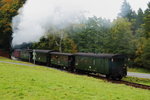 Letzte Scheinanfahrt von 99 6001 mit Sonderzug, im Rahmen einer dreitägigen Veranstaltung der IG HSB, am 18.10.2015, kurz vor dem Haltepunkt Sternhaus-Haferfeld. (Bild 6) Nach seiner Vorbeifahrt an der Fotografenlinie, fährt der Zug jetzt in den genannten Haltepunkt ein. Nachdem die Lichtbildfreunde eingestiegen sind, geht es dann zügig weiter, über Gernrode zum Endpunkt der Fahrt, Quedlinburg. Besonders interessant fand ich bei diesem Motiv übrigens die Spiegelung der Straße in den letzten beiden Wagen!