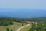 99 7232-4 wirkt mit ihren Zug fast wie eine Modellbahn auf dem Brocken.