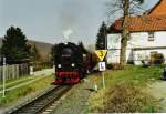 Durch Wernigerode zieht hier die 99 7235-6 ihren Zug hinauf nach Drei Annen Hohne.