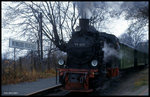 996101 war am 16.11.1997 um 11.21 Uhr in Wernigerode Kirchstraße mit dem Traditionszug der HSB auf dem Weg zum Brocken.