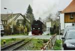 Die 99 7238 dampft mit ihrem Frhzug durch den Otsteil Hasserode. Wernigerode den 2.4.2007